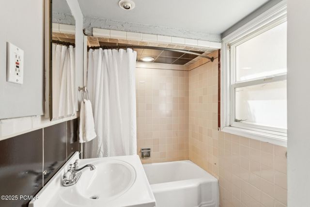 1925 E Hillcrest Avenue, Salt Lake City, UT 84106