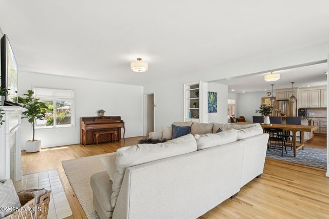 1925 E Hillcrest Avenue, Salt Lake City, UT 84106