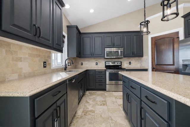 2616 17TH ST NW, Minot, ND 58703