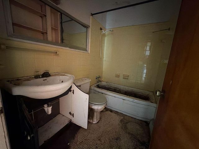 13635 Knox Avenue, Warren, MI 48089