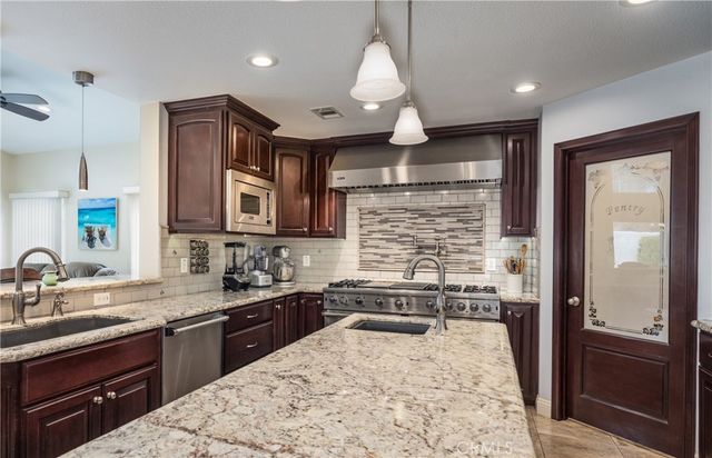 6617 Rainbow Place, Highland, CA 92346