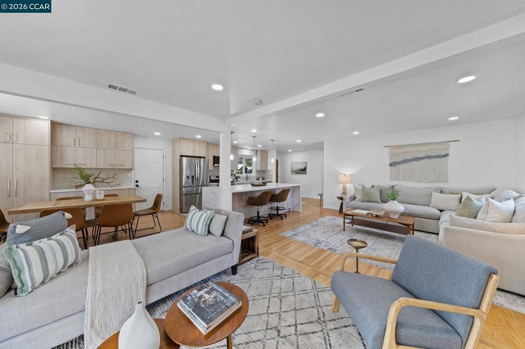 Image 17 of property listing at 1661 Marta Dr, Pleasant Hill, CA 94523