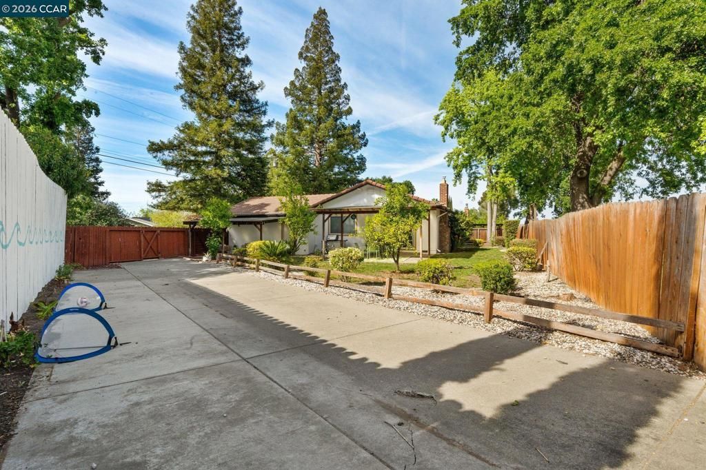 Image 33 of property listing at 1661 Marta Dr, Pleasant Hill, CA 94523