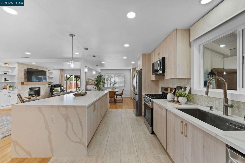 Image 8 of property listing at 1661 Marta Dr, Pleasant Hill, CA 94523