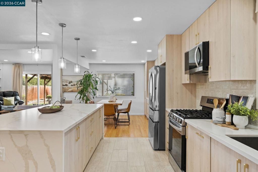 Image 9 of property listing at 1661 Marta Dr, Pleasant Hill, CA 94523