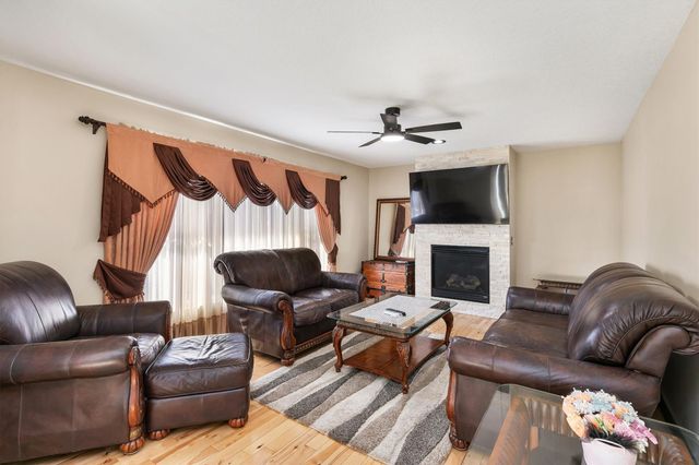 909 SE 5th Street, Ankeny, IA 50021