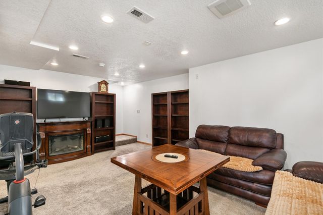 909 SE 5th Street, Ankeny, IA 50021