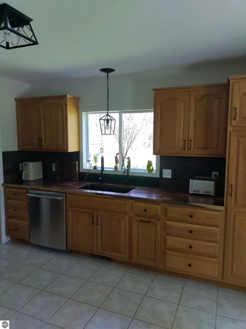 5490 Oak, Farwell, MI 48622