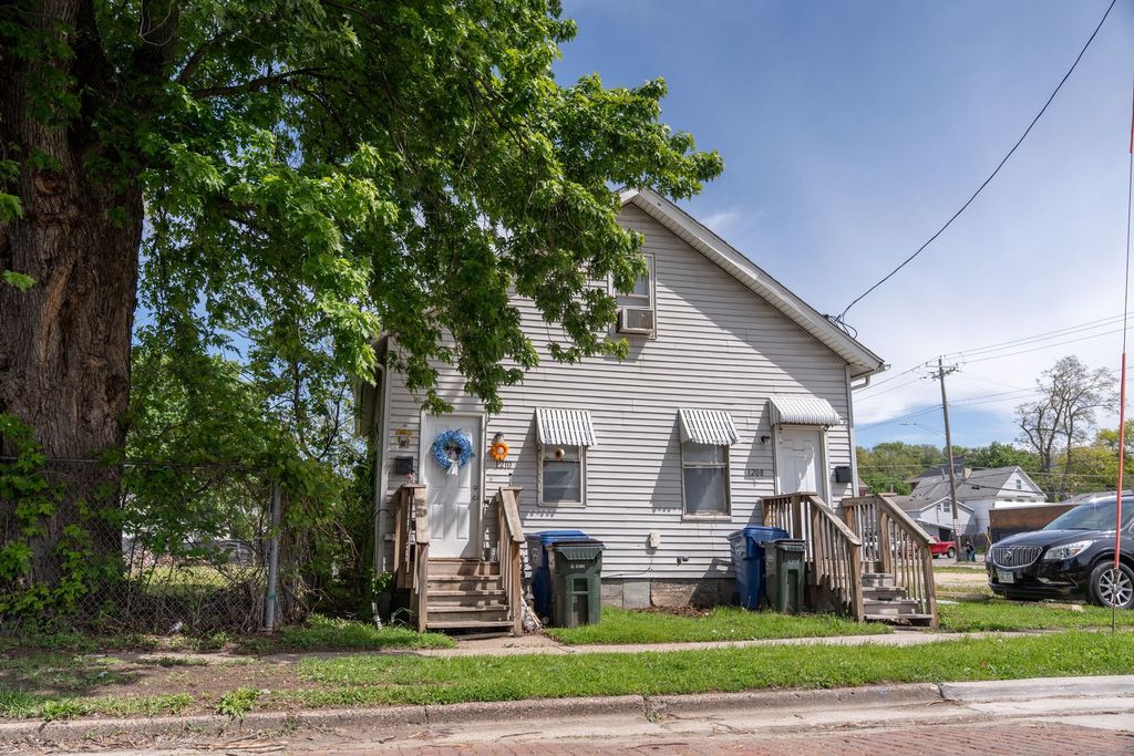 1208 W 5TH Street, Davenport, IA 52802