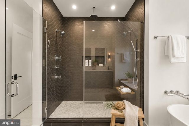 135 N EDGEWOOD ST, Arlington, VA 22201