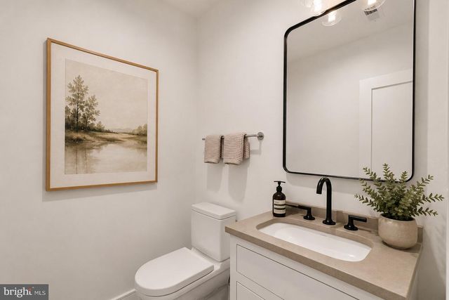 135 N EDGEWOOD ST, Arlington, VA 22201