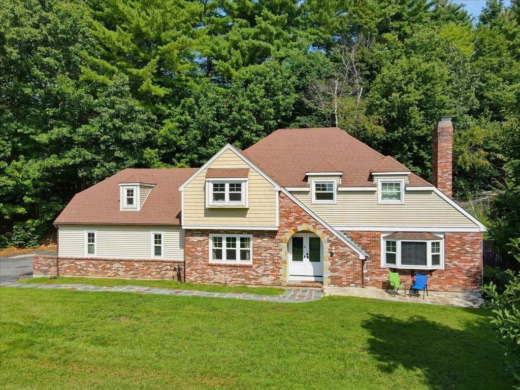 95 Jewett St, Pepperell, MA 01463