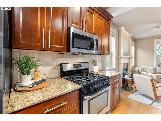 913 FALCON Ct, Hood River, OR 97031