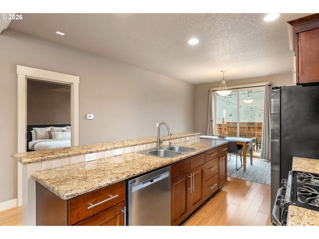 913 FALCON Ct, Hood River, OR 97031