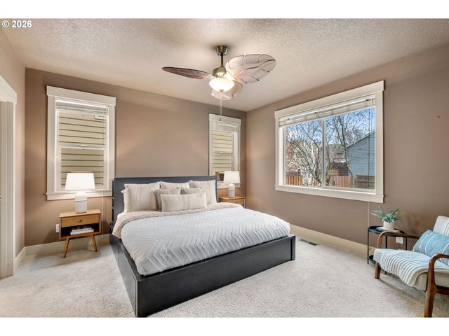 913 FALCON Ct, Hood River, OR 97031