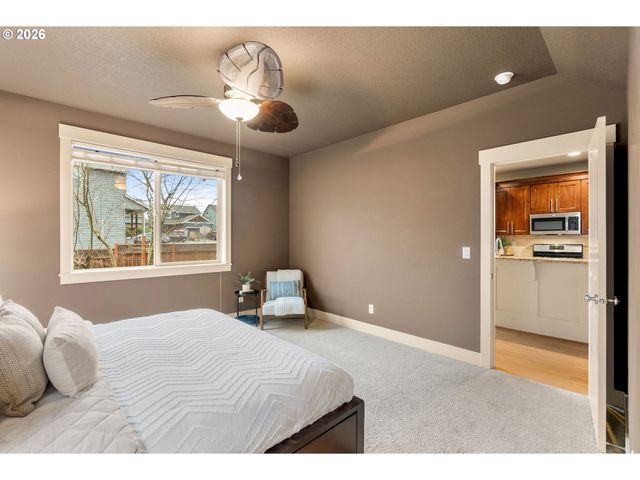 913 FALCON Ct, Hood River, OR 97031