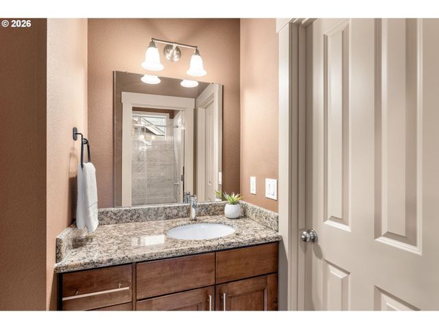 913 FALCON Ct, Hood River, OR 97031