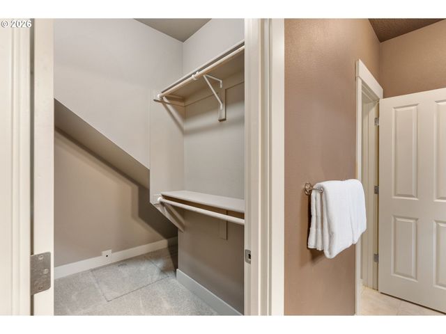 913 FALCON Ct, Hood River, OR 97031