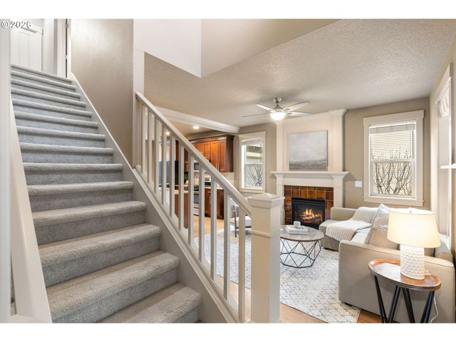 913 FALCON Ct, Hood River, OR 97031