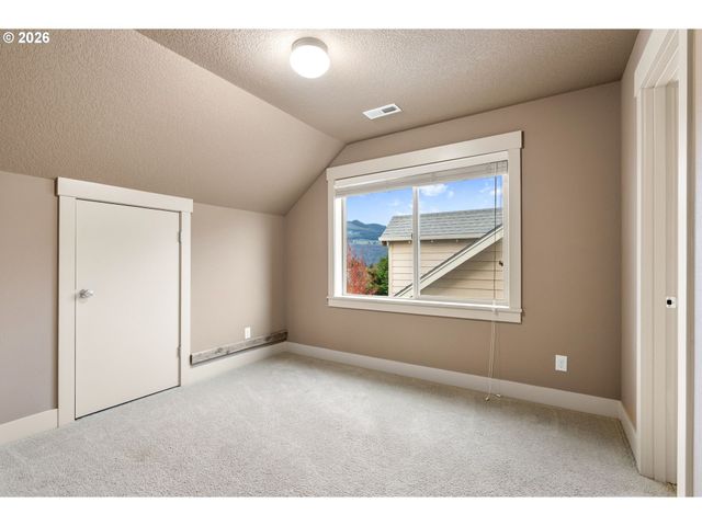 913 FALCON Ct, Hood River, OR 97031