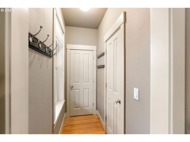 913 FALCON Ct, Hood River, OR 97031