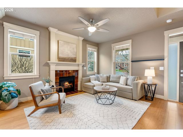 913 FALCON Ct, Hood River, OR 97031