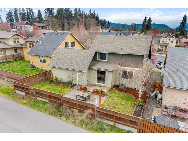 913 FALCON Ct, Hood River, OR 97031