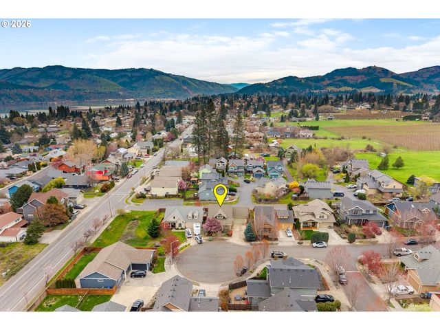 913 FALCON Ct, Hood River, OR 97031