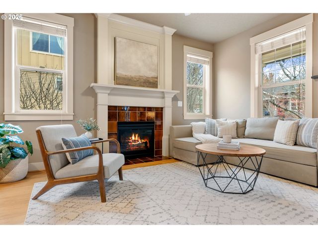 913 FALCON Ct, Hood River, OR 97031