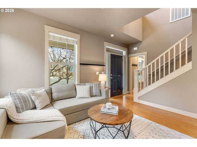 913 FALCON Ct, Hood River, OR 97031