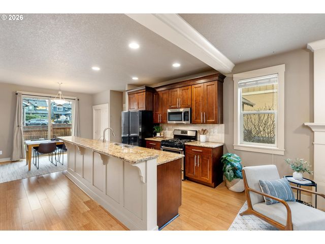 913 FALCON Ct, Hood River, OR 97031