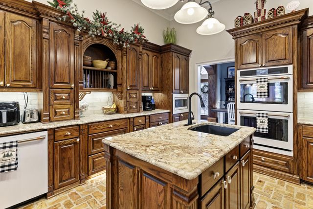 28 W Lake Rd., Hattiesburg, MS 39402