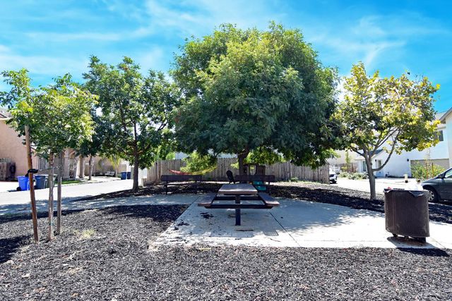 570 Jason Dr, Turlock, CA 95380