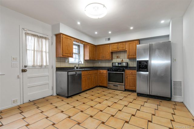 676 Front Street F, Hempstead, NY 11550