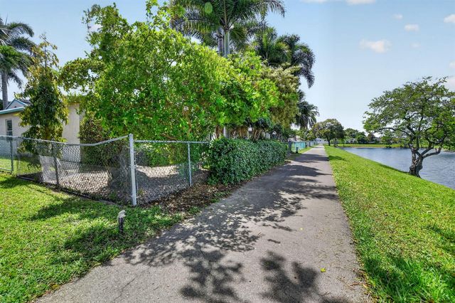 8353 Huntsman Place, Boca Raton, FL 33433