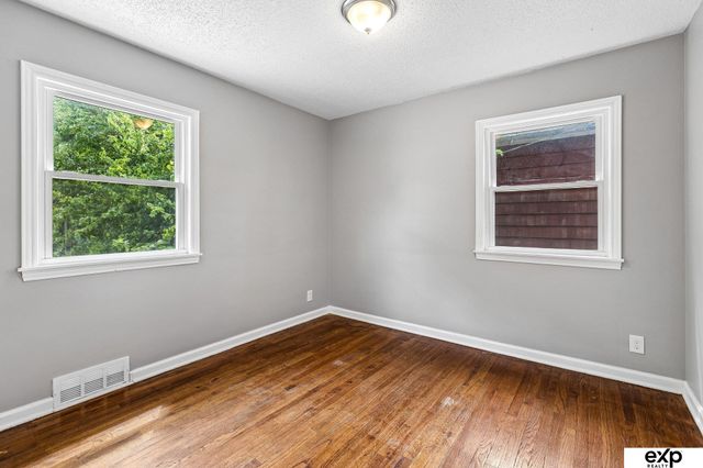 6325 N 37th Street, Omaha, NE 68111