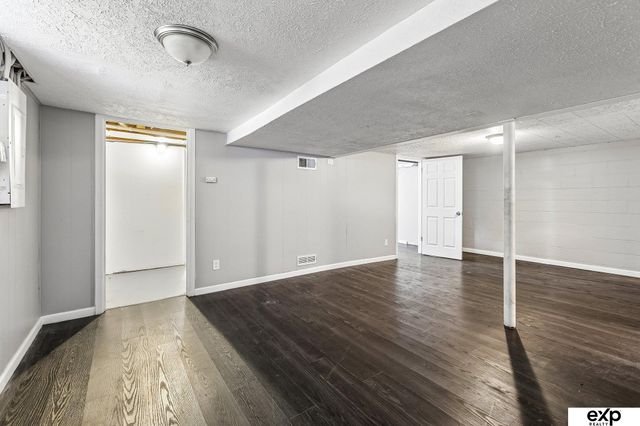 6325 N 37th Street, Omaha, NE 68111