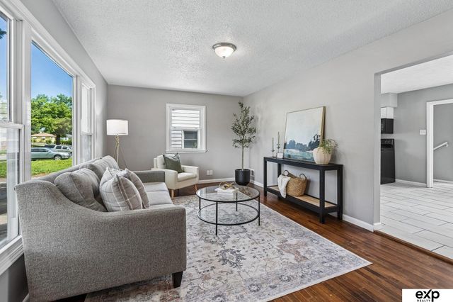 6325 N 37th Street, Omaha, NE 68111