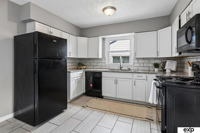 6325 N 37th Street, Omaha, NE 68111