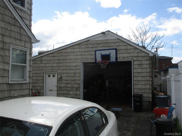 167 Roosevelt Avenue, Mineola, NY 11501