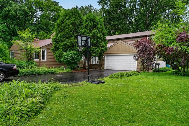 393 Warwick Lane, Lakewood, IL 60014