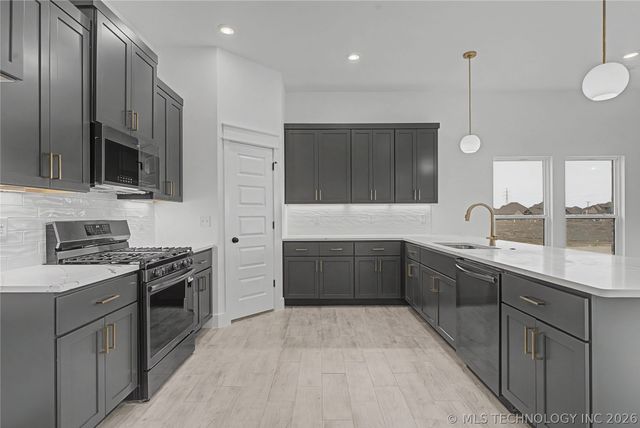 6025 N 28th Street, Broken Arrow, OK 74014