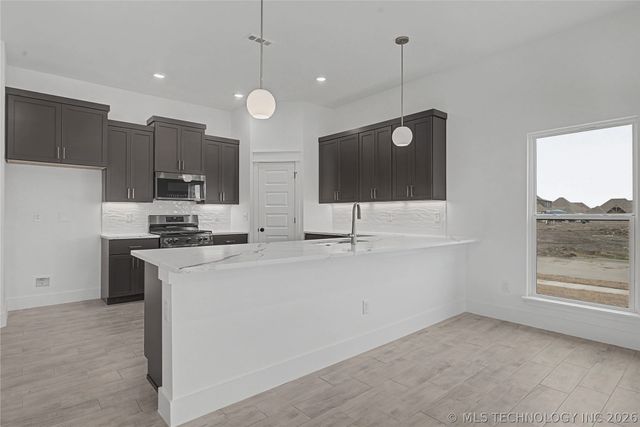 6025 N 28th Street, Broken Arrow, OK 74014