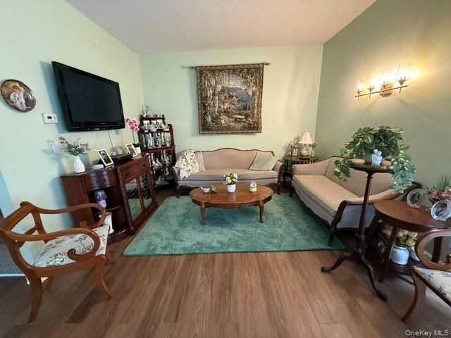 6 Daremy Circle, Medford, NY 11763