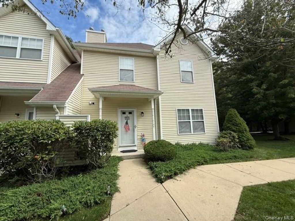 6 Daremy Circle, Medford, NY 11763