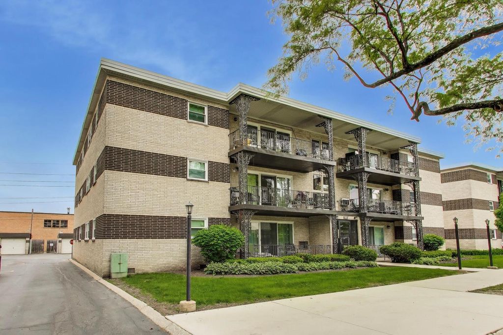 925 S 8th Avenue 12, La Grange, IL 60525