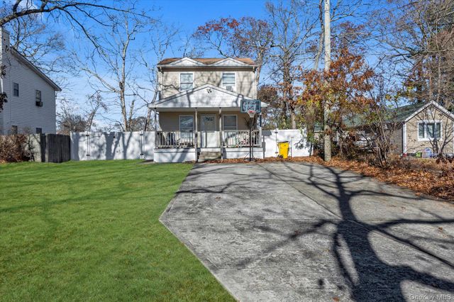 11 Laurelton Avenue, Selden, NY 11784