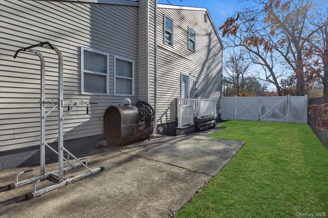 11 Laurelton Avenue, Selden, NY 11784