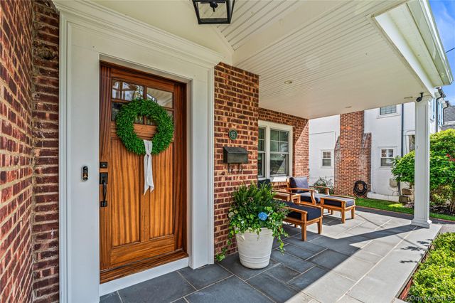 95 Muirfield Road, Rockville Centre, NY 11570