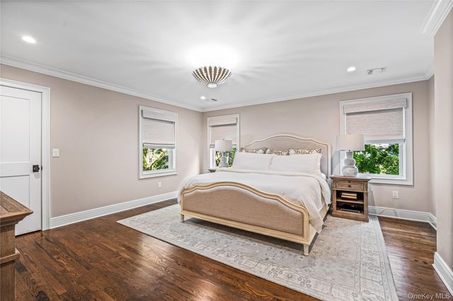 95 Muirfield Road, Rockville Centre, NY 11570